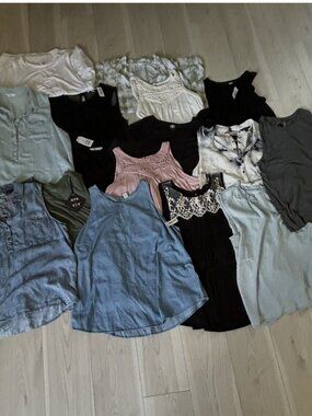 Lot of 16 NEW (with tags) women’s sleeveless summer tops. Sizes XL and XXL.